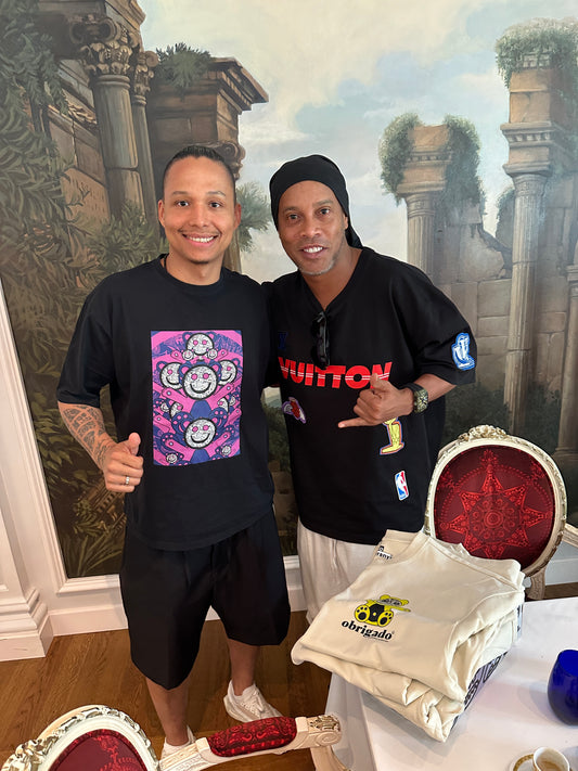 Ronaldinho trägt Romulo Kuranyis "Obrigado Collection" und individuell angefertigte Nike Air Force One