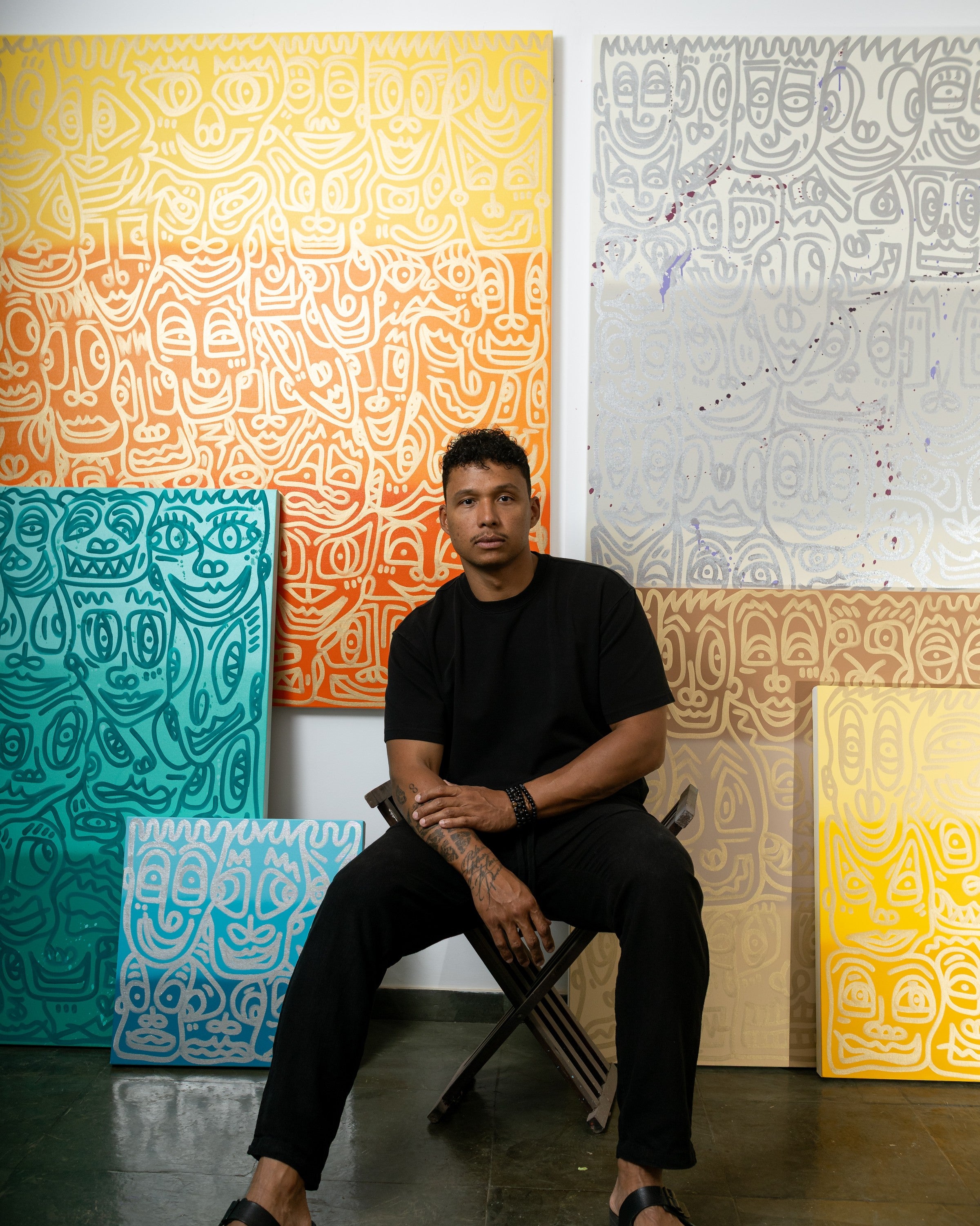 Romulo Kuranyi in his studio, in front of his VIBRA series
